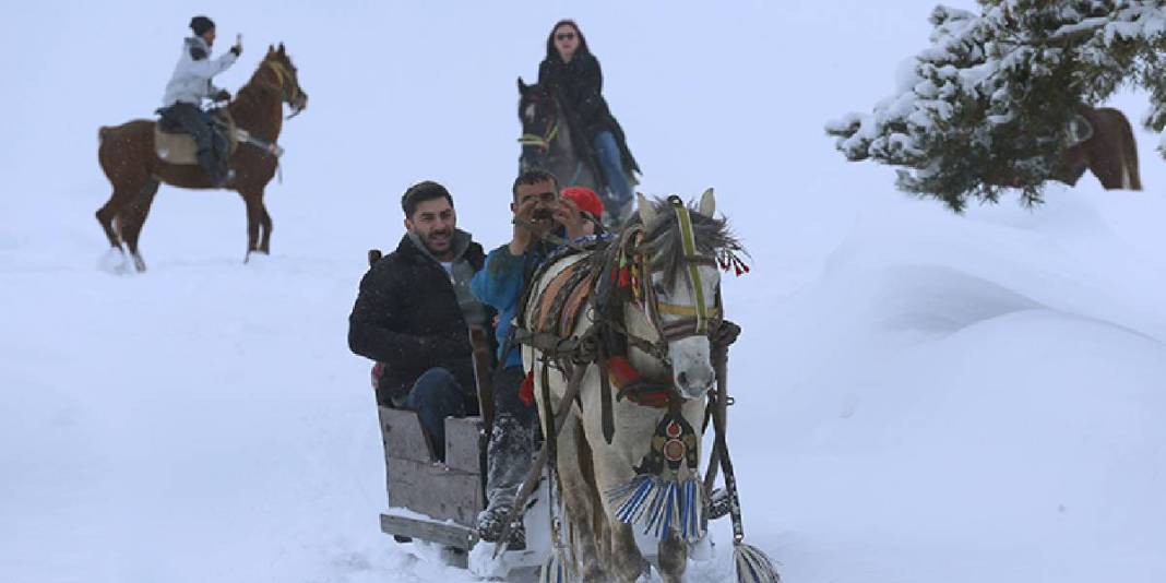 Aziziye Tabyaları beyaz örtüyle kaplandı, Türk geleneği başladı: At sırtında dört nala koşturuyorlar 6